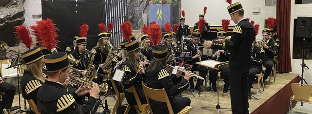 Die Bergmannskapelle Wieden spielt in ihrer bergmnnischen Tracht auf.   | Foto: Hartmut Schwbl