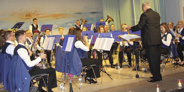 Viele junge Gesichter: die Musikerinnen und Musiker des MV Hgelheim in Aktion  | Foto: Susanne Pfunder