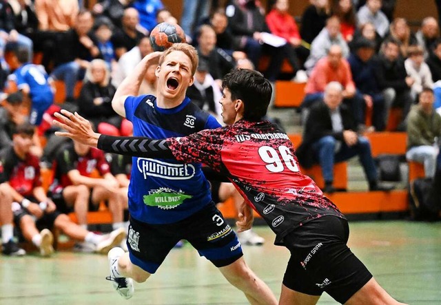 Simon Lehmann von der SG Waldkirch/Den...rhausener Cedric Maurer durchzusetzen.  | Foto: Achim Keller