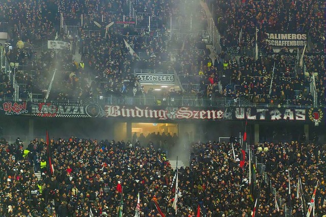 Reizgaswolke ber dem Frankfurter Ultr... vor dem Spiel gegen den VfB Stuttgart  | Foto: IMAGO/Oliver Vogler