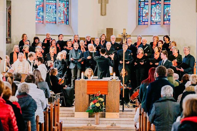 Der Kirchenchor St. Josef singt beim F...tesdienst zu seinem 100-Jahr-Jubilum.  | Foto: Ansgar Taschinski