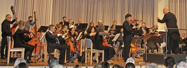 Das Sinfonieorchester Emmendingen unte...tung von Dirigent Michael Hartenberg.   | Foto: Hildegard Karig