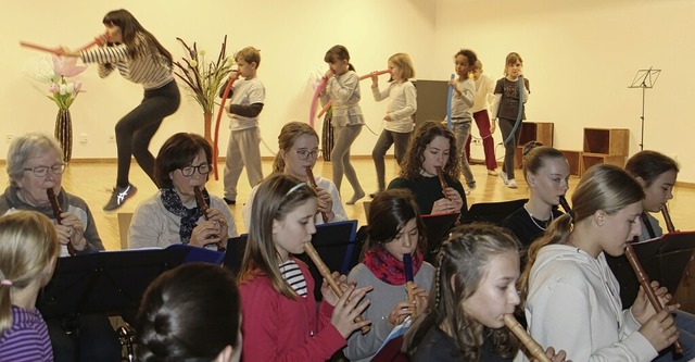 Fltenklnge und Tnze erlebten die ru...abend im Gemeindezentrum in Amoltern.   | Foto: Ruth Seitz