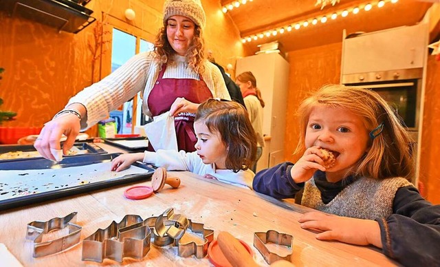 Einige Pltzchen in der Kinderbackstub... die Tte, andere direkt in den Mund.   | Foto: Michael Bamberger