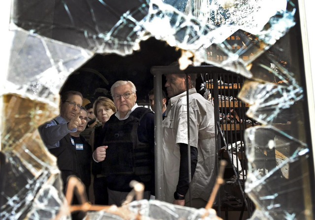 Bundesprsident Steinmeier (Mitte) zei... zerstrten Kibbuz Beeri  erschttert.  | Foto: Haim Zach, Israel Gpo (dpa)