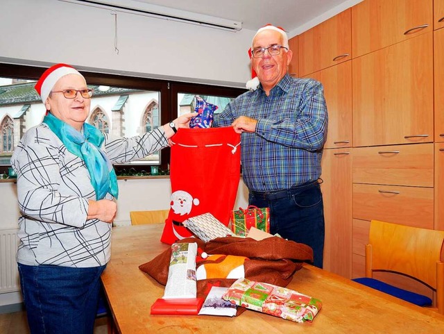 Mechtild und Klaus Ebner fllen den SB...ck fr den Neustdter Weihnachtsmarkt.  | Foto: Eva Korinth