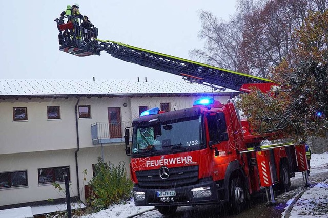 Mit der Drehleiter evakuierten die Kam...;Verletzte&#8220; aus dem Dachfenster.  | Foto: Hans-Jrgen Sackmann