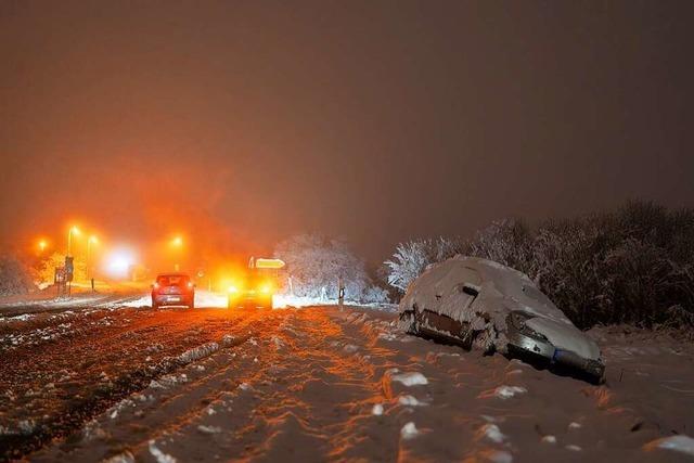 Wintereinbruch in Deutschland sorgt für Unfälle und Menschen in Not
