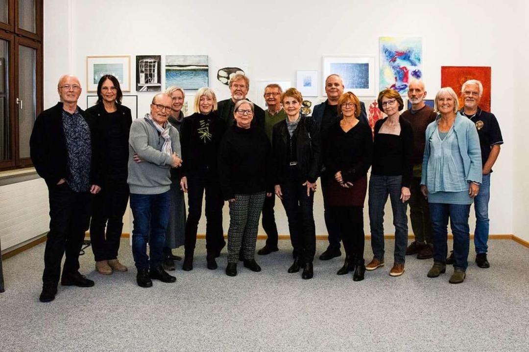 Diese Künstlerinnen und Künstler stell...llung des Waldkircher Kunstforums aus.  | Foto: Gabriele Zahn