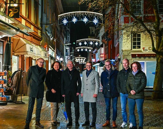 Es weihnachtet in der Marktstrae (von...nd Martina Mundinger (Stadtmarketing).  | Foto: Endrik Baublies