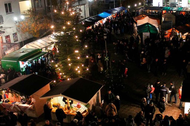 Der Weihnachtsmarkt auf dem Rathausplatz zog jeweils viele Besucher an  | Foto: Reinhard Cremer