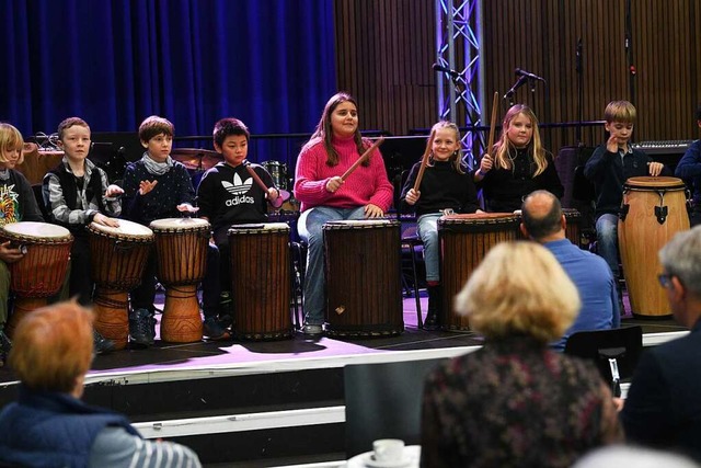 Die Trommel-AG &#8222;Let&#8217;s groo...nge  auf der Bhne im Saal trommeln.   | Foto: Juri Junkov