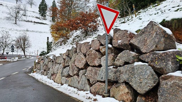 Die Mauer des Anstoes in Adelsberg: D...l sie weghaben, der Gemeinderat nicht.  | Foto: Gerald Nill