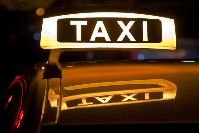Ein Taxi verlor auf der A98 bei Lrrach sein Schild. (Symbolbild)  | Foto: Daniel Karmann