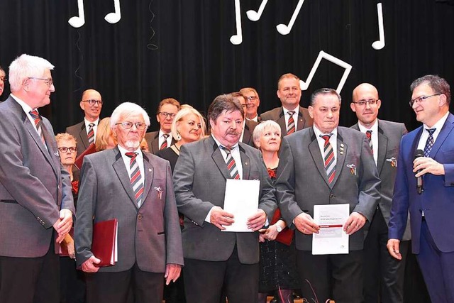 Bertold Dold (Dritter von rechts) trit...einen  Kollegen bei einem Konzert auf.  | Foto: Andrea Steinhart