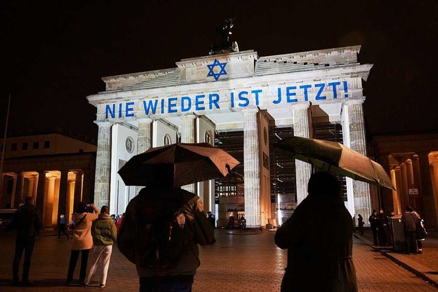 Der Schriftzug &#8222;Nie wieder ist j...amas auf Israel sprunghaft zugenommen.  | Foto: Jrg Carstensen (dpa)