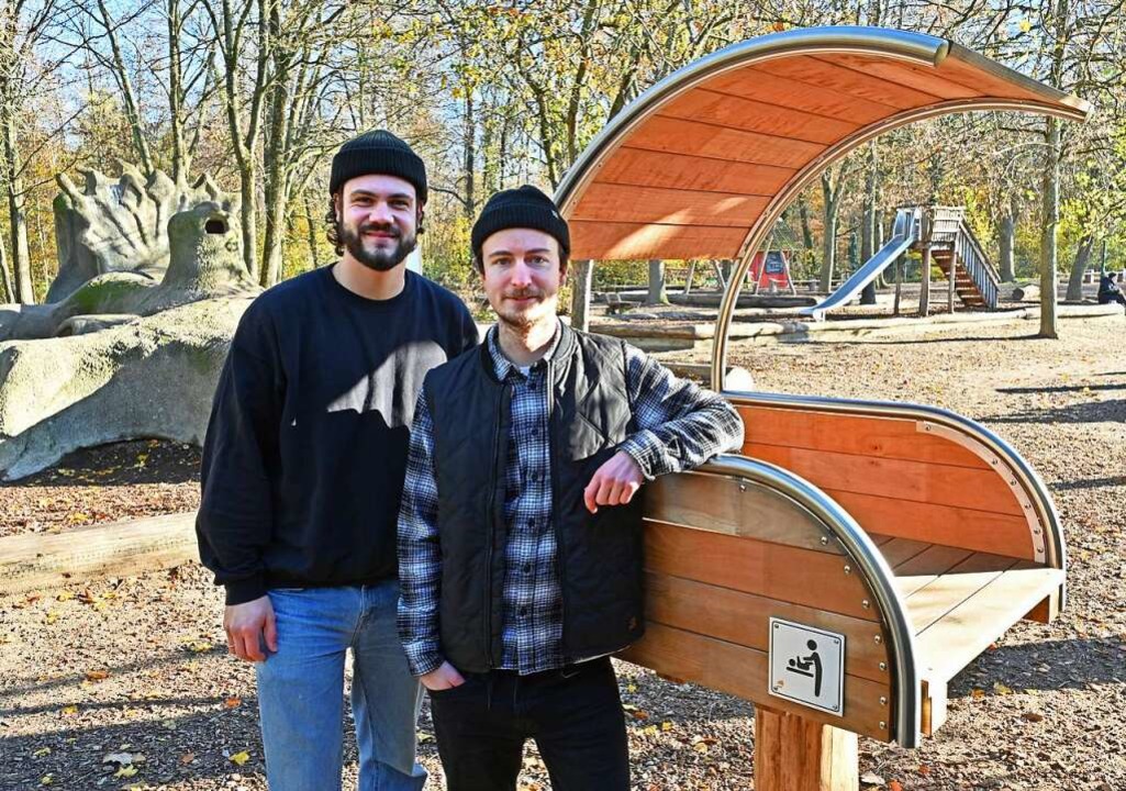 Holger Bauer (rechts) und Niklas Schäfer mit dem neu entwickelten Wickelboard   | Foto: Michael Bamberger