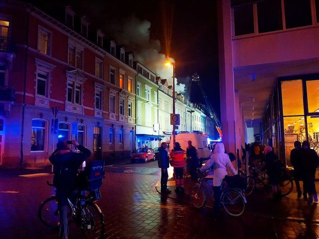 In der Klarastrae im Freiburger Stadtteil Sthlinger brennt es.  | Foto: Sophia Hesser