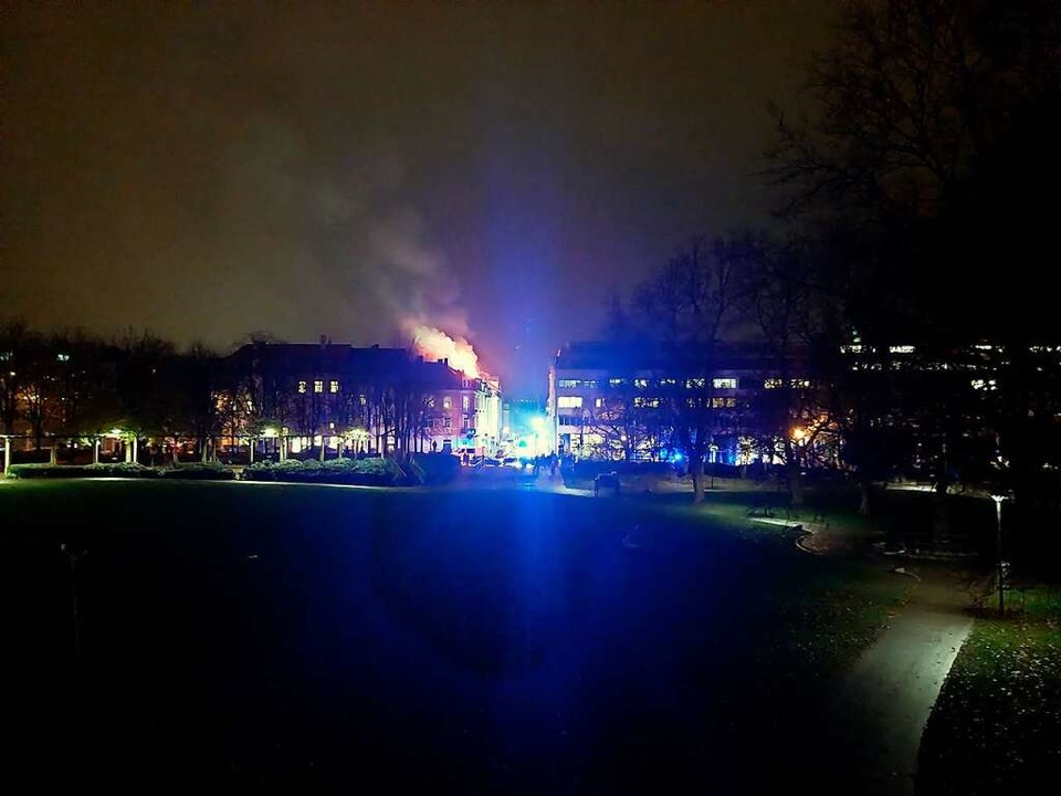 Der Brand im Stühlinger ist weithin in Freiburg sichtbar.  | Foto: Sophia Hesser