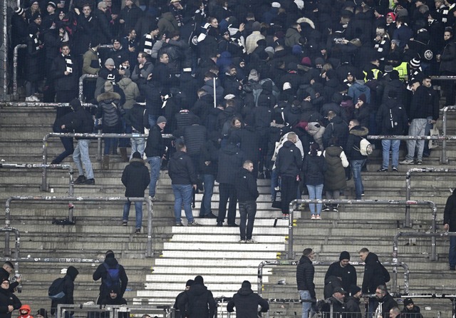 Aus Protest verlassen Frankfurter Ultras nach den Ausschreitungen  ihren Block.  | Foto: Arne Dedert (dpa)