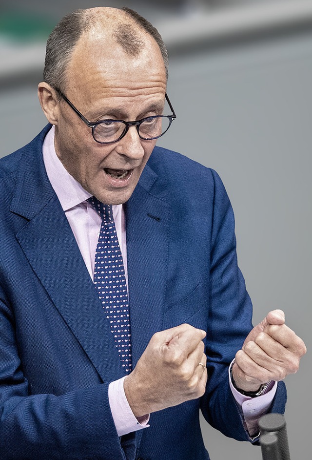 Oppositionschef Friedrich Merz ging den Bundeskanzler in seiner Rede scharf an.  | Foto: Melissa Erichsen (dpa)