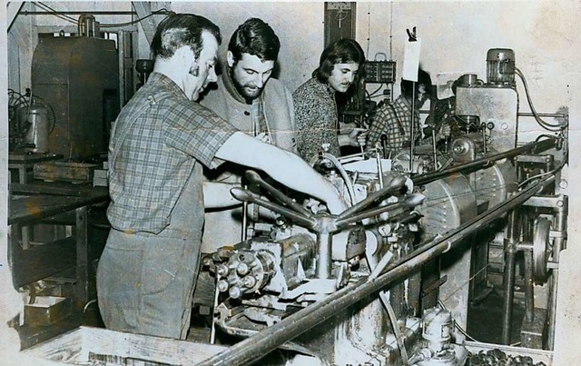 Helmut Hummel (Zweiter von links) bei einer Inspektion im Werk Nordweil 1974 .  | Foto: Werksfoto
