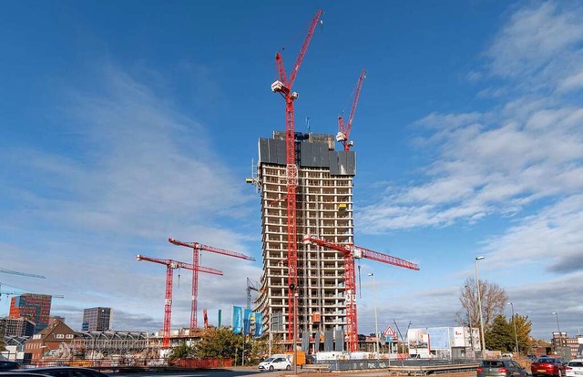 In Hamburg baut Signa den 245 Meter hohen Elbtower.  | Foto: Markus Scholz (dpa)