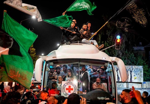 Ein Bus des Roten Kreuzes mit freigela...ensischen Gefangenen im Westjordanland  | Foto: FADEL SENNA (AFP)