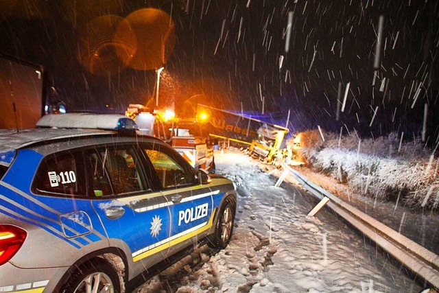 Bei Schnee und Gltte hat die Polizei einiges zu tun (Symbolfoto).  | Foto: Moller-Schuh (dpa)