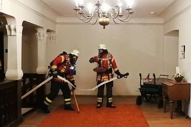 Die Feuerwehrleute arbeiteten sich in ...rgebliche Hotelgste auf ihre Rettung.  | Foto: Alexandra Gnzschel