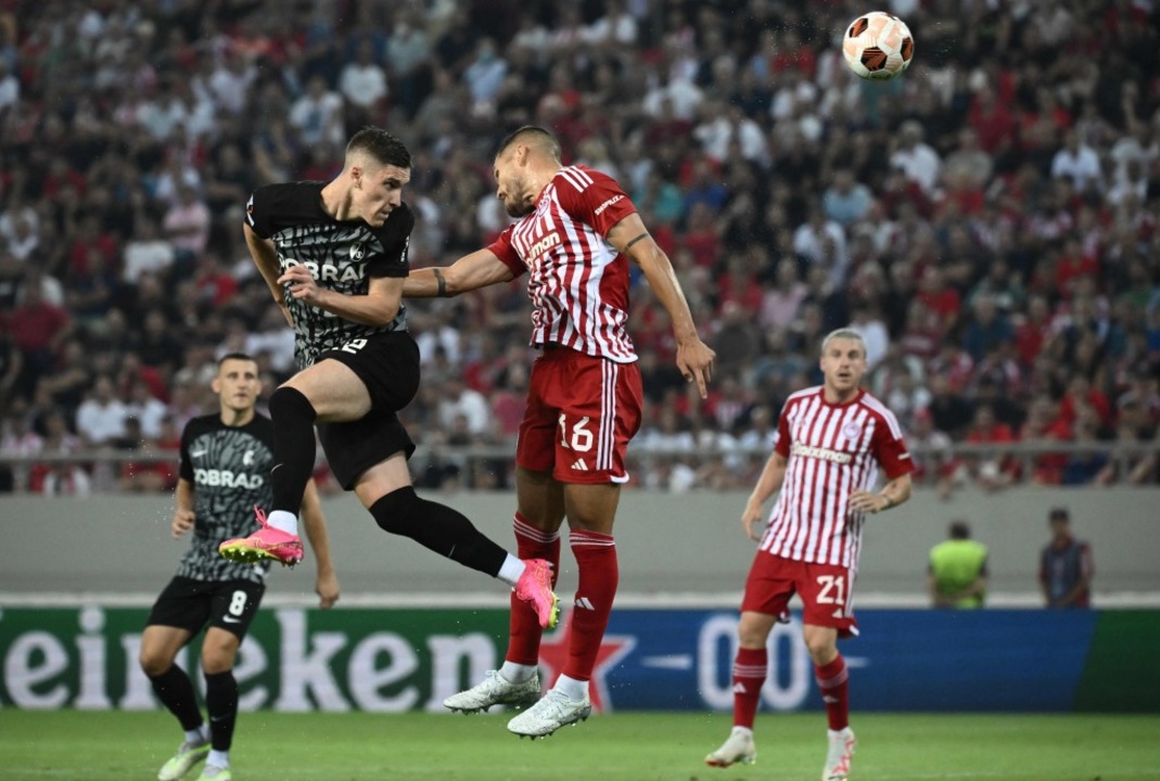 Roland Sallai und Merlin Rhl kehren i...t Christian Streich und Roland Sallai.  | Foto: ARIS MESSINIS (AFP)
