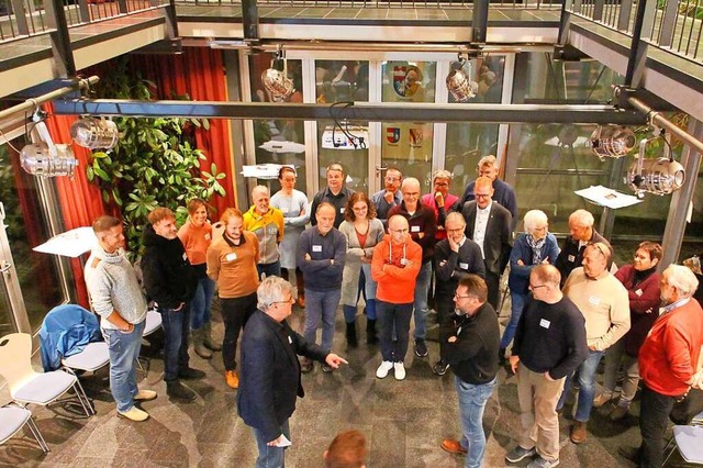 Rund ein Dutzend Interessierte waren a...ins Torhaus nach Herbolzheim gekommen.  | Foto: Ruth Seitz