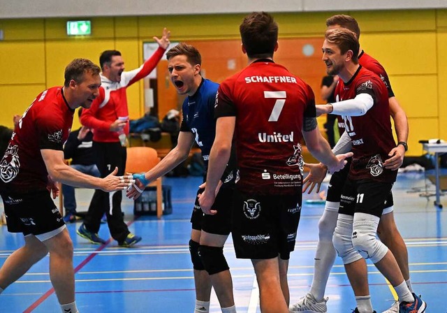 So feiern die BEG-Volleyballer Sascha ... den Drittliga-Tabellenfhrer  Langen.  | Foto: Achim Keller