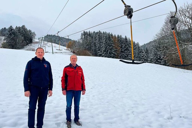 Erwin Zimmermann (Vorsitzender) und Ho...igenen Skilift am Ittenschwander Horn.  | Foto: Sarah Trinler