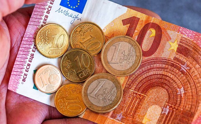 Der Mindestlohn in Deutschland steigt zum Jahreswechsel von 12 auf 12,41 Euro.  | Foto: Jan Woitas (dpa)