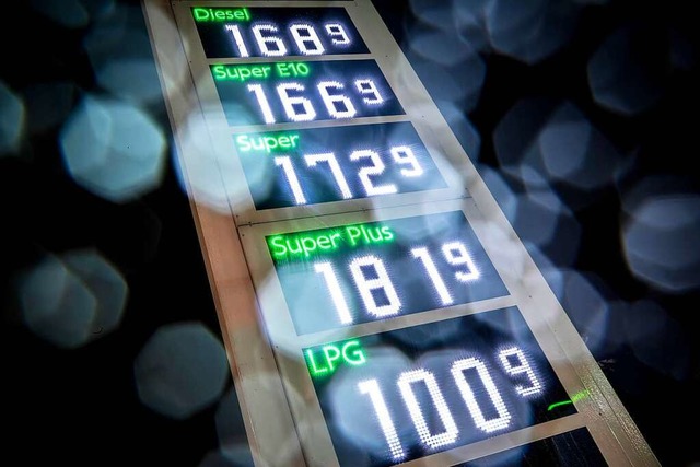 Die Inflation in Deutschland hat zulet... auch an den Tankstellen (Symbolbild).  | Foto: Sina Schuldt (dpa)
