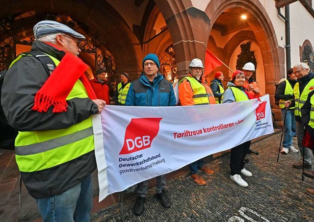Drauen demonstrierte die DGB, drinnen debattierten die Stadtrtinnen und -rte.  | Foto: Michael Bamberger
