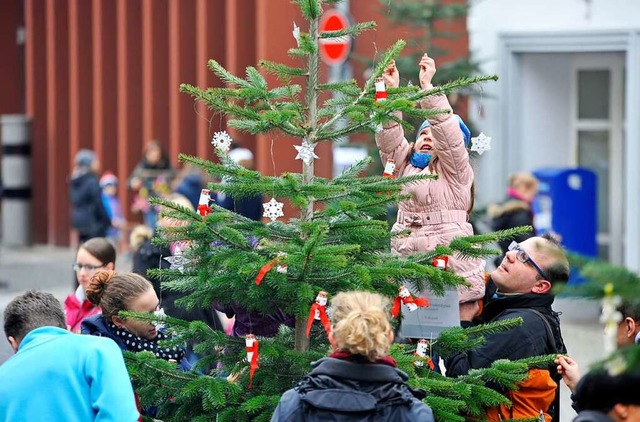 Die Weihnachtsbaumschmckaktion in der Innenstadt  | Foto: Werbegemeinschaft