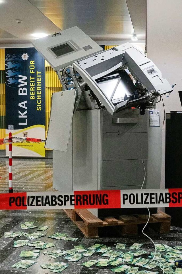 Einen der gesprengten Automaten prsentierte das Landeskriminalamt in Stuttgart.  | Foto: Anna Ross (dpa)