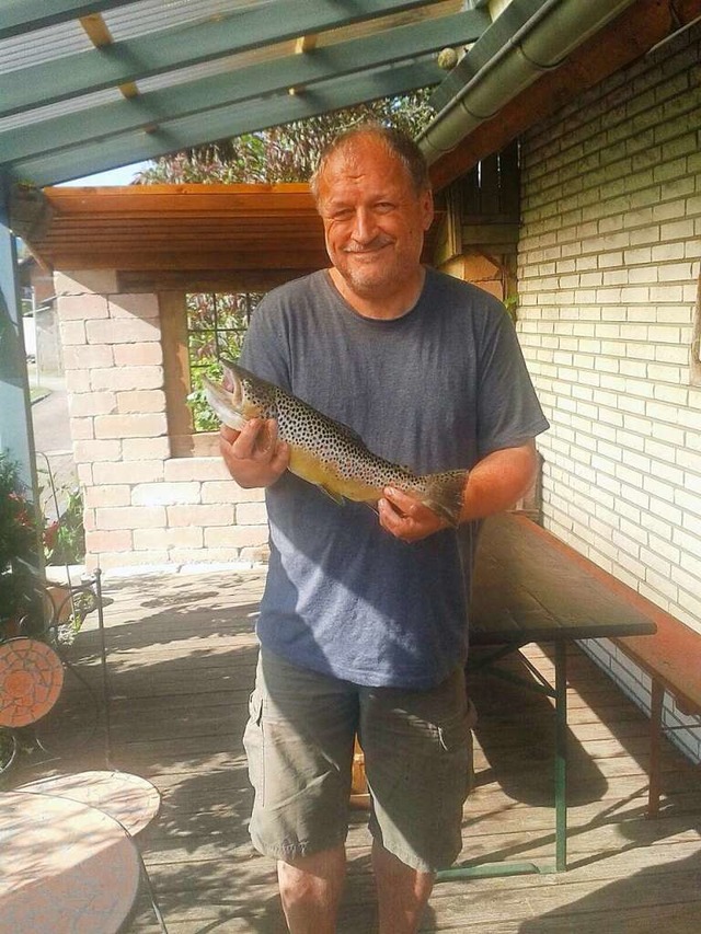 Jean-Claude Arnold mit einem Fisch aus der Elz  | Foto: privat
