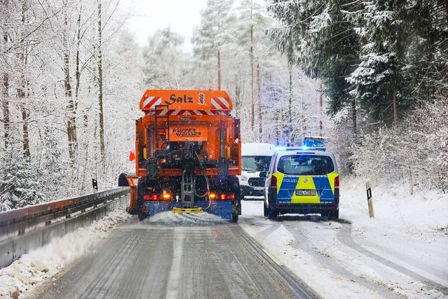 Wintereinbruch und Schneechaos: Die Polizei hat viel zu tun (Symbolfoto).  | Foto: Thomas Warnack (dpa)