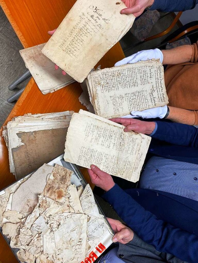 Ein Stapel handschriftlicher Dokumente...ind teilweise mehr als 400 Jahre alt.   | Foto: Alena Ehrlich