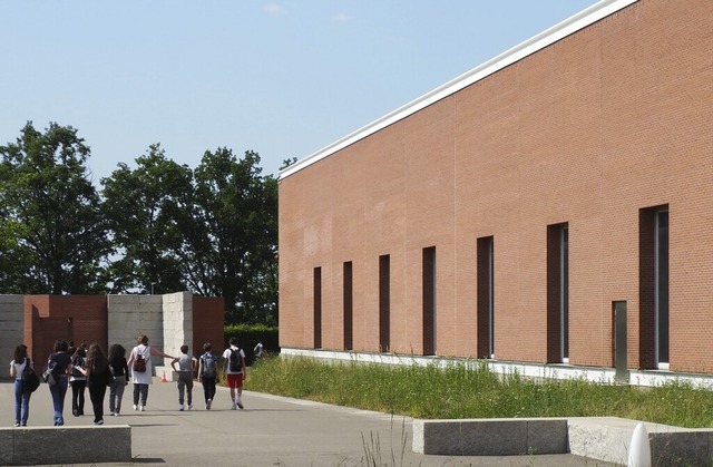 Die Siza-Halle auf dem Vitra Campus ist nun ein Hochschulstandort.  | Foto: Herbert Frey