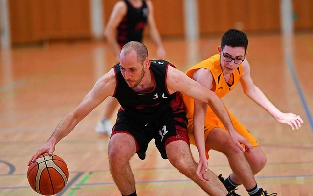 Topscorer: Guard Lukas Mller (links) ...ngssieg gegen Viernheim auf 22 Punkte.  | Foto: Achim Keller