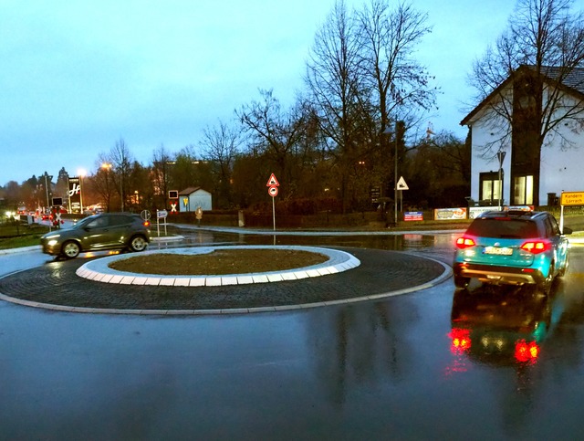 Der neue Kreisverkehr wurde Anfang November fertiggestellt.  | Foto: Herbert Frey