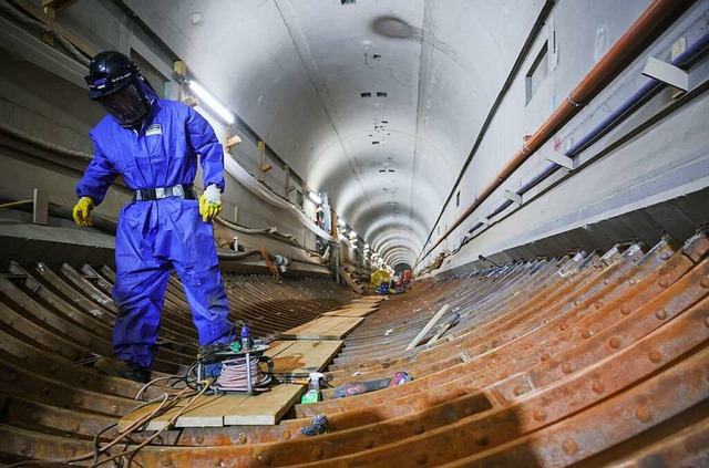 Ein Arbeiter steht in der Baustelle de...Sanierungsarbeiten im Alten Elbtunnel.  | Foto: Christian Charisius (dpa)