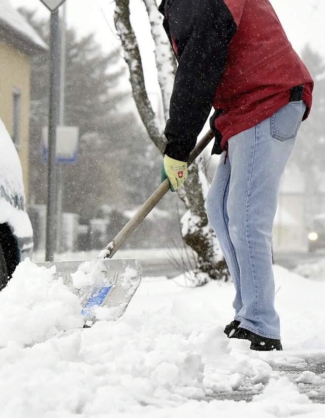 Gehwege mssen von Schnee befreit werden.  | Foto: Felix Kstle (dpa)