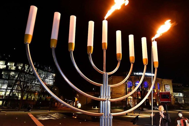 Zu Beginn des jdischen Lichterfestes ...rktplatz eine stille Kundgebung statt.  | Foto: Thomas Kunz
