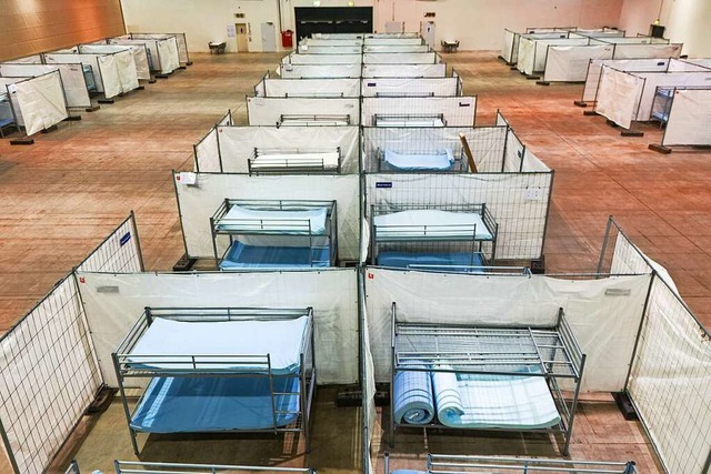 Die Eislaufhalle der Messe Offenburg w...tunterkunft fr Asylsuchende umgebaut.  | Foto: Philipp von Ditfurth (dpa)