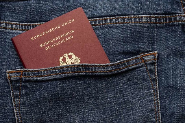Der deutsche Pass soll knftig ein wenig leichter zu erwerben sein.  | Foto: IMAGO/Ulrich Roth, www.ulrich-roth.com